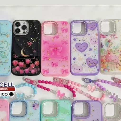 Capas de colores con dijes y correas